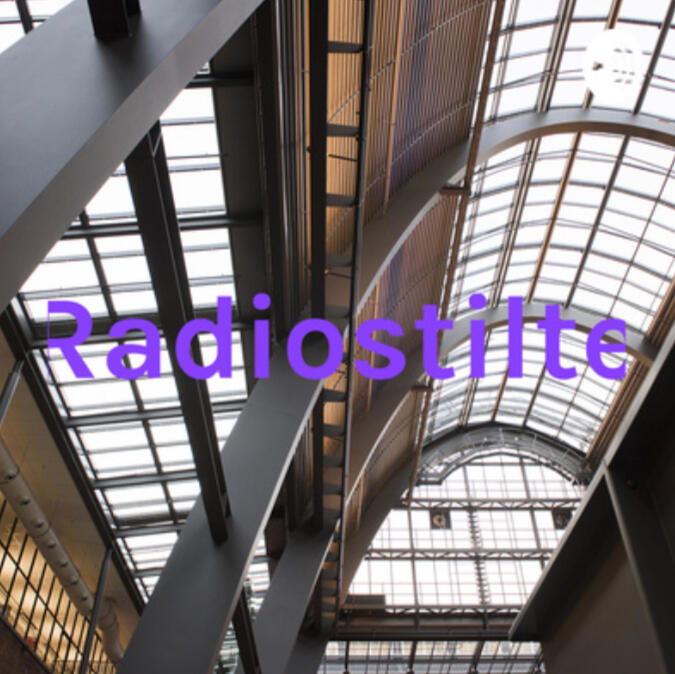 Podcast Artwork Radiostilte. Je ziet een glazen overkoepeling van een gebouw met daarvoor de titel.