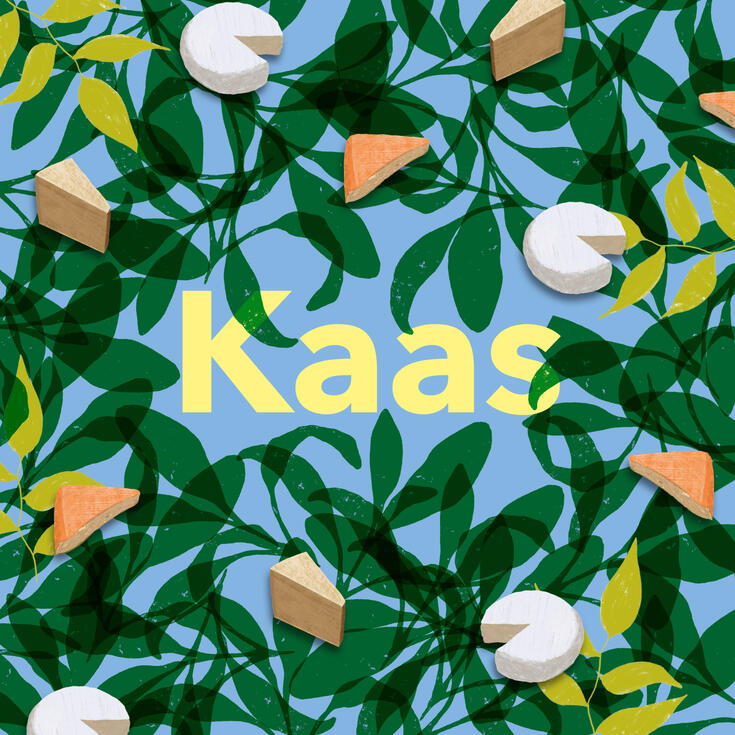 Kaas podcast artwork. Tegen een lichtblauwe achtergrond zie je blaadjes waartussen de titel staat, met daaromheen getekende kaas